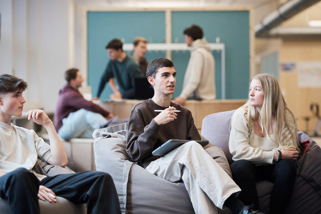 Verschiedene Lernsituationen an der Loft School