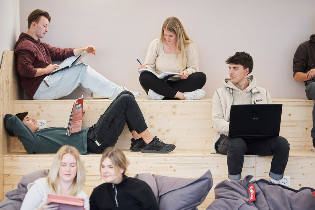 Lernende arbeiten auf dem Treppenelement