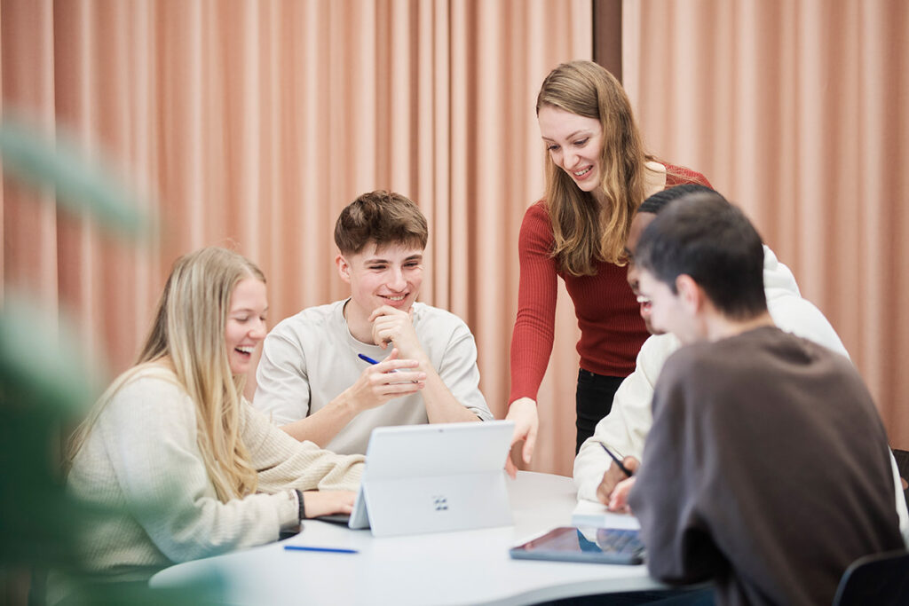 Lernende in Gruppenarbeit, Loft School Uster